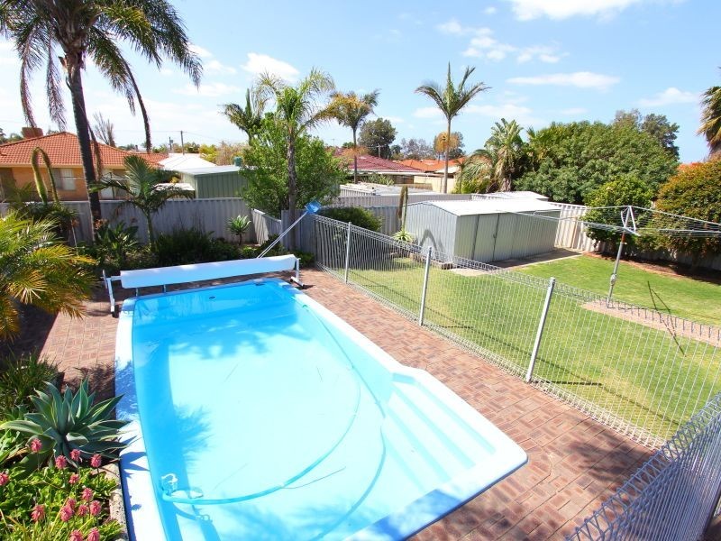 16 Murdoch Road, Thornlie WA 6108