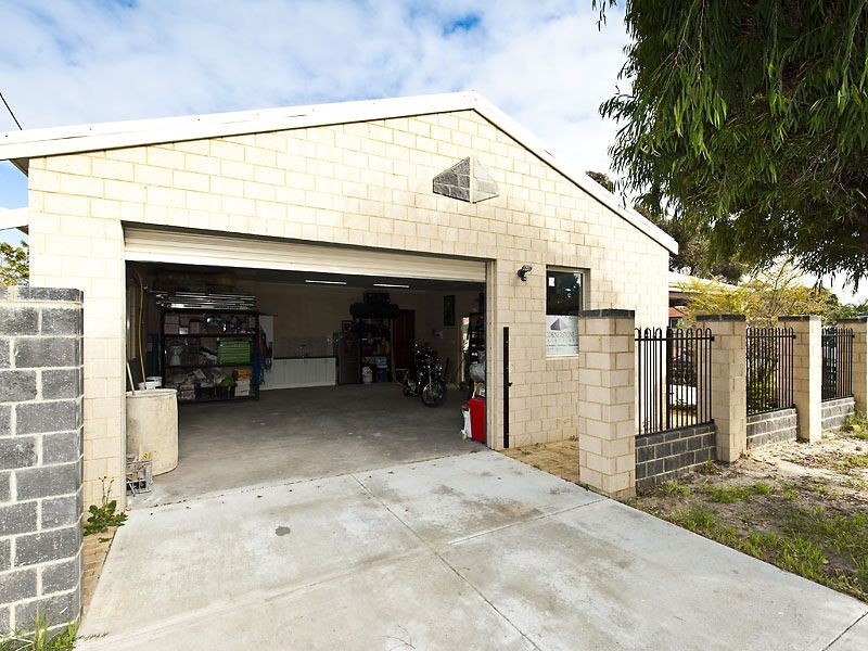 2 Earls Court, Thornlie WA 6108