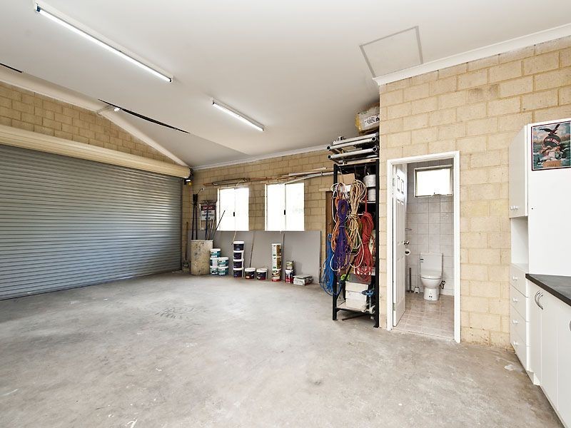2 Earls Court, Thornlie WA 6108