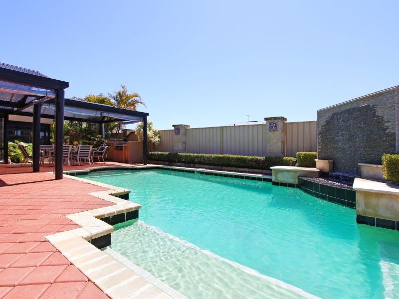 8 McInnes Way, Canning Vale WA 6155