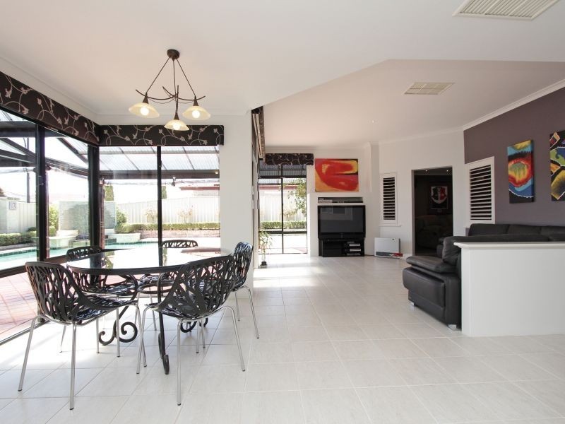 8 McInnes Way, Canning Vale WA 6155