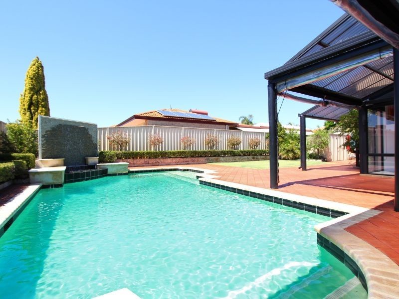 8 McInnes Way, Canning Vale WA 6155