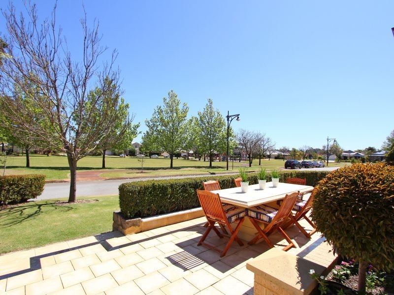 8 McInnes Way, Canning Vale WA 6155