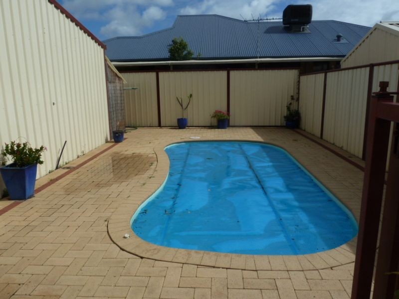 15 Autumn Crescent, Thornlie WA 6108