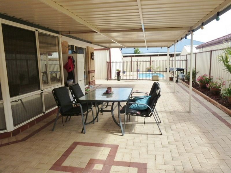 15 Autumn Crescent, Thornlie WA 6108