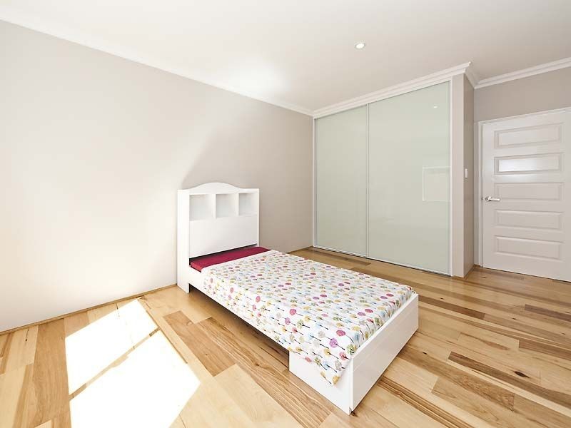 4 Earls Court, Thornlie WA 6108