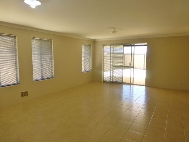 14 Tordera Parkway, Piara Waters WA 6112