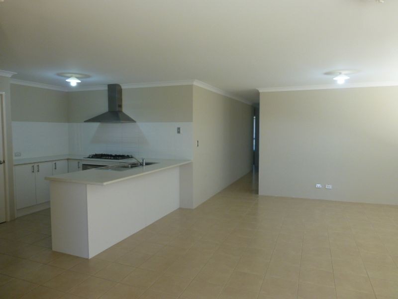 14 Tordera Parkway, Piara Waters WA 6112