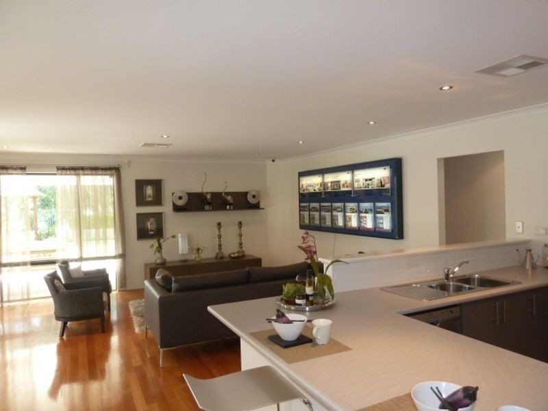 4 Columbia Parkway, Piara Waters WA 6112