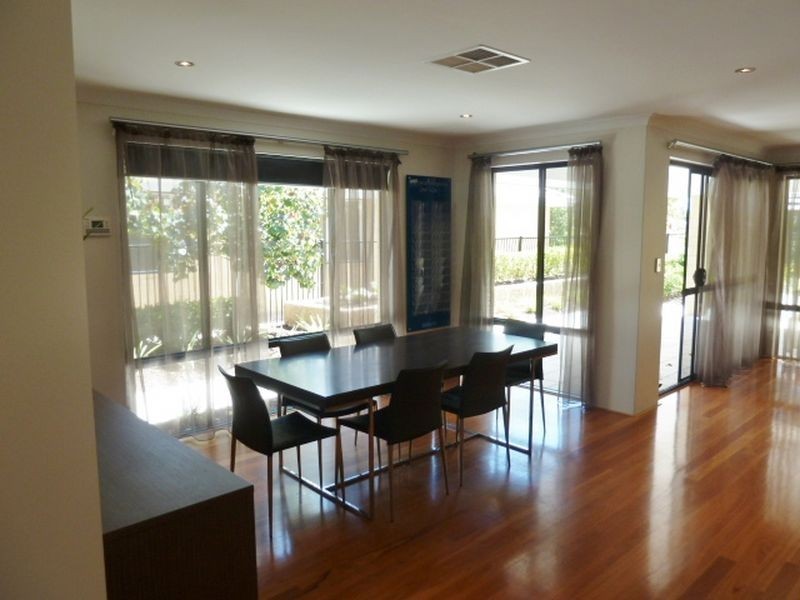 4 Columbia Parkway, Piara Waters WA 6112