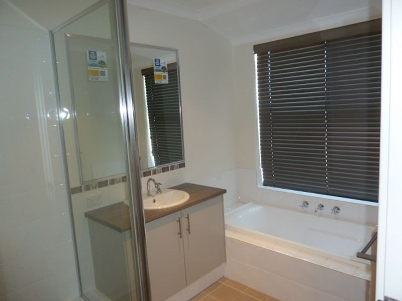 4 Columbia Parkway, Piara Waters WA 6112