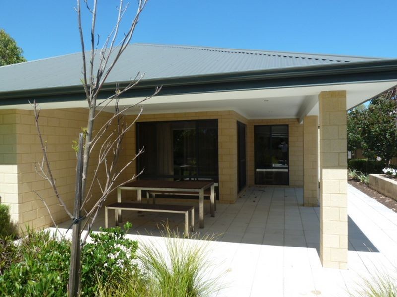 4 Columbia Parkway, Piara Waters WA 6112