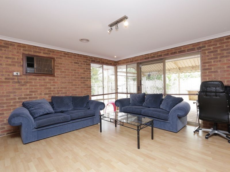 25 Voyager Drive, Thornlie WA 6108