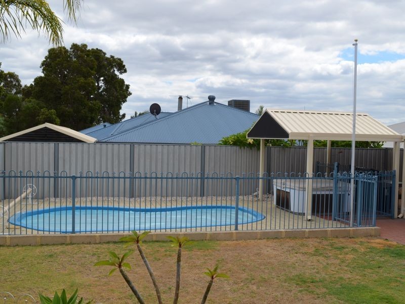 17 Waxflower Bend, Huntingdale WA 6110