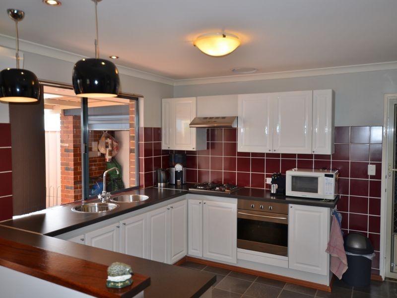 17 Waxflower Bend, Huntingdale WA 6110