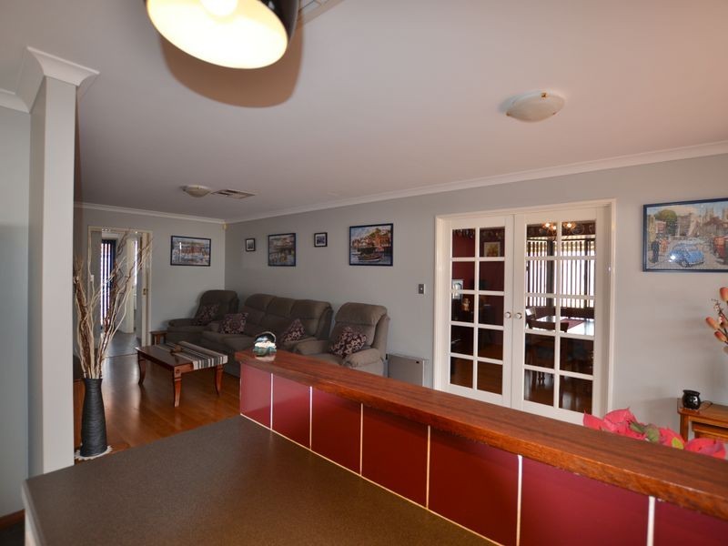 17 Waxflower Bend, Huntingdale WA 6110