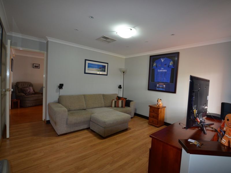 17 Waxflower Bend, Huntingdale WA 6110