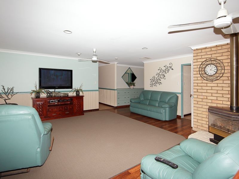 9 St Georges Avenue, Champion Lakes WA 6111