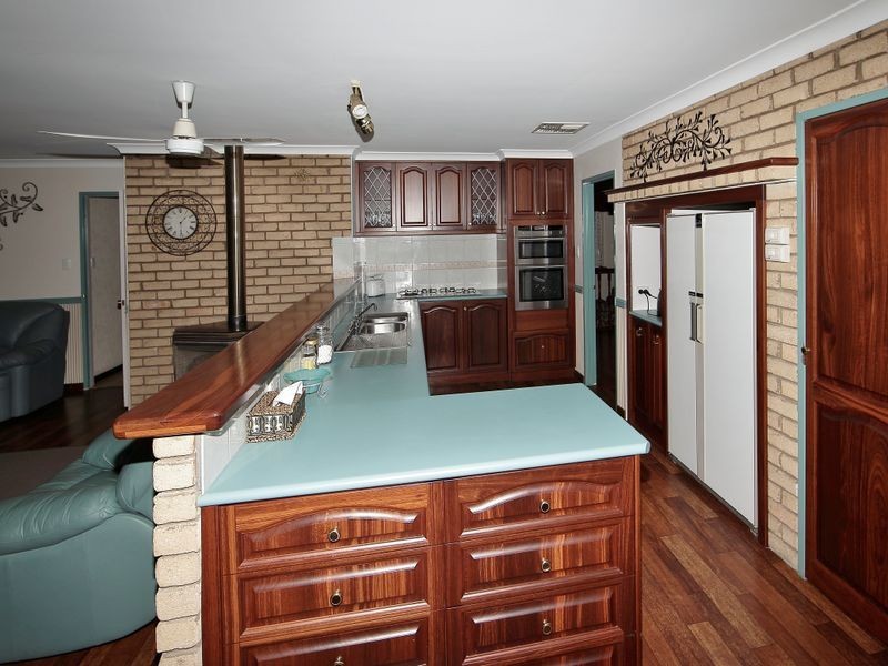 9 St Georges Avenue, Champion Lakes WA 6111