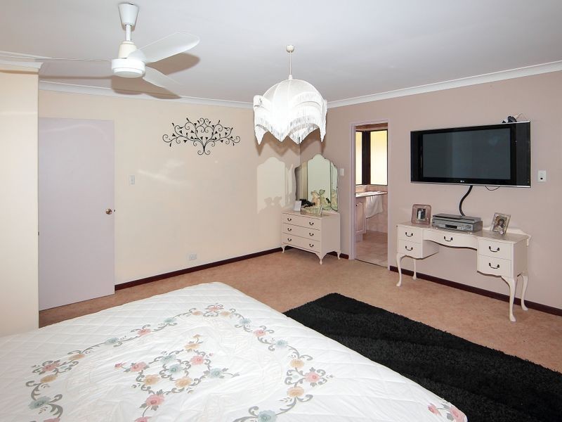 9 St Georges Avenue, Champion Lakes WA 6111