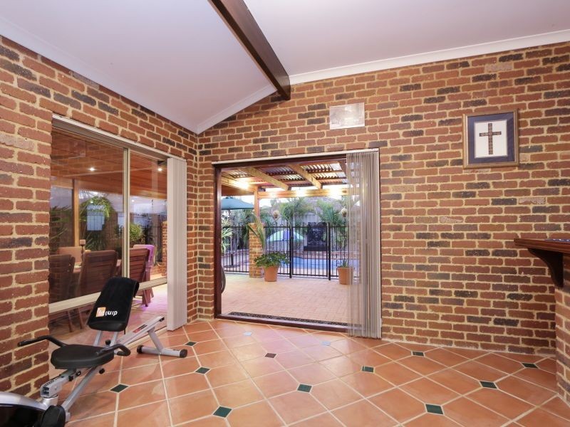 16 Tritonia Rise, Thornlie WA 6108