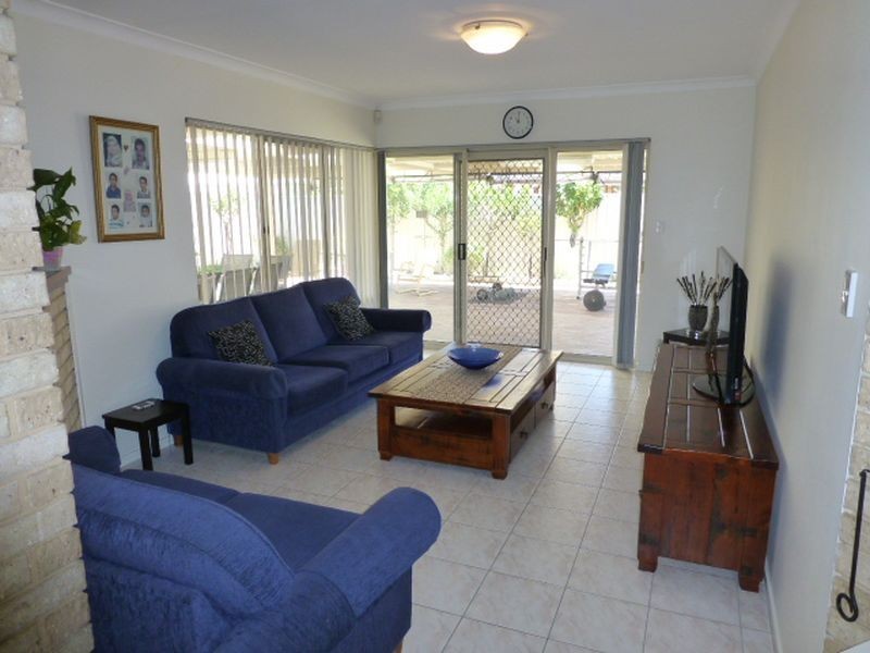 32 Lakeside Drive, Thornlie WA 6108