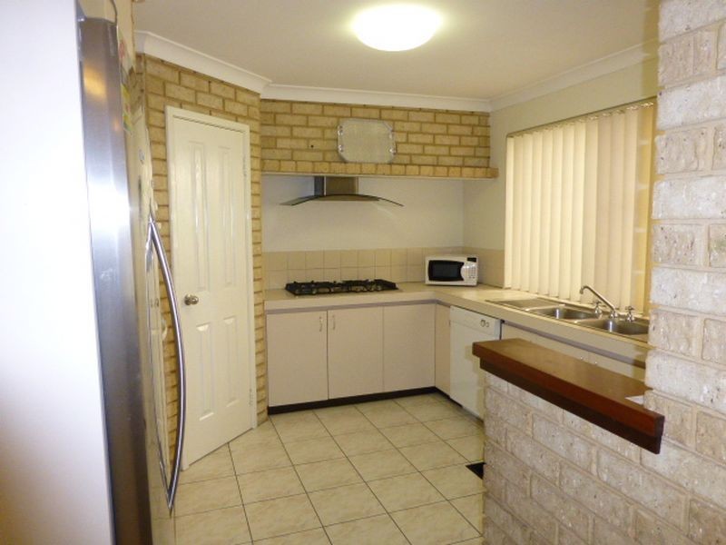 32 Lakeside Drive, Thornlie WA 6108