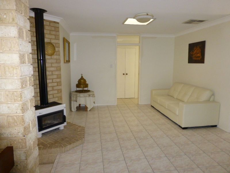 32 Lakeside Drive, Thornlie WA 6108