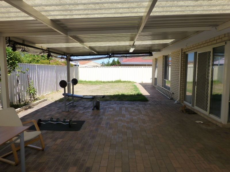 32 Lakeside Drive, Thornlie WA 6108