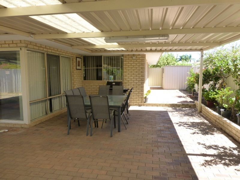 32 Lakeside Drive, Thornlie WA 6108