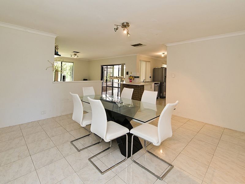 23 Forest Lakes Drive, Thornlie WA 6108