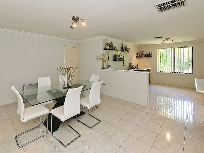 23 Forest Lakes Drive, Thornlie WA 6108