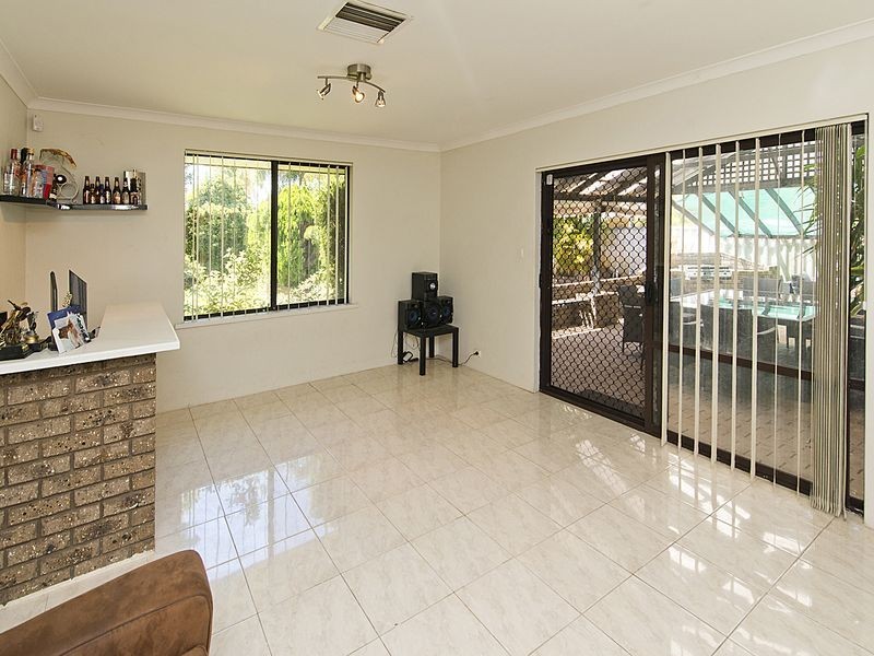 23 Forest Lakes Drive, Thornlie WA 6108