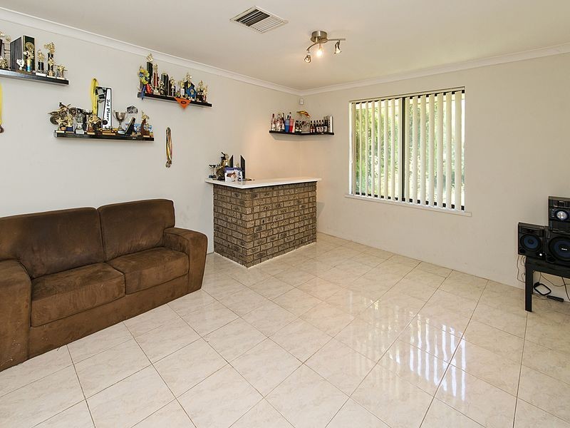 23 Forest Lakes Drive, Thornlie WA 6108