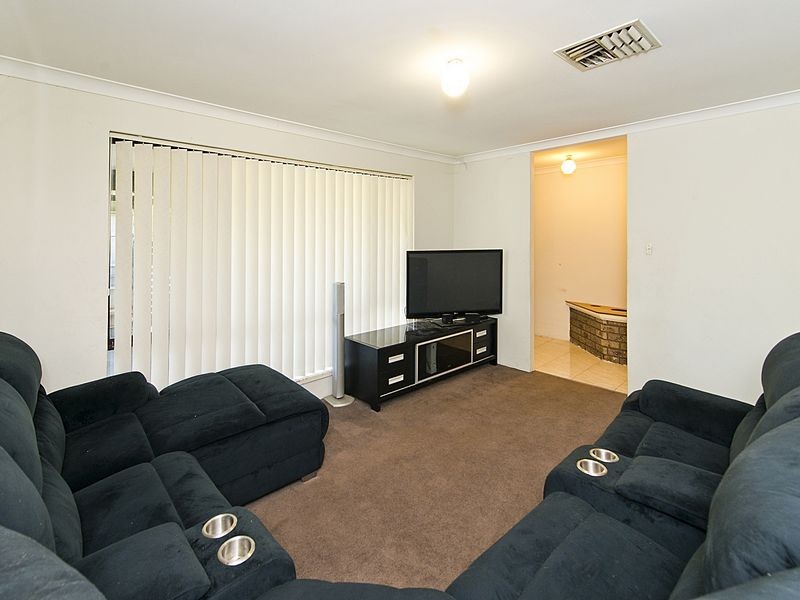 23 Forest Lakes Drive, Thornlie WA 6108