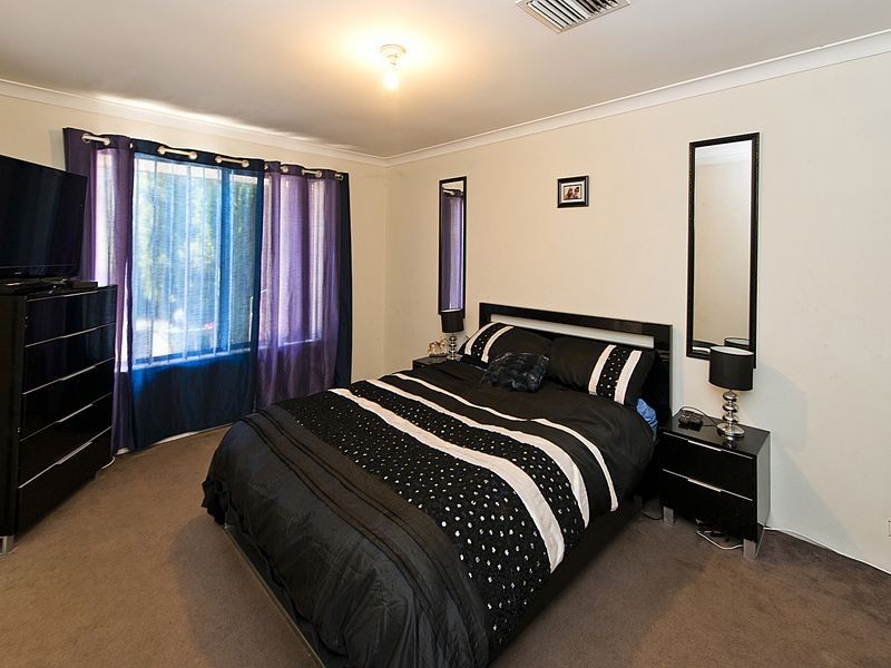 23 Forest Lakes Drive, Thornlie WA 6108