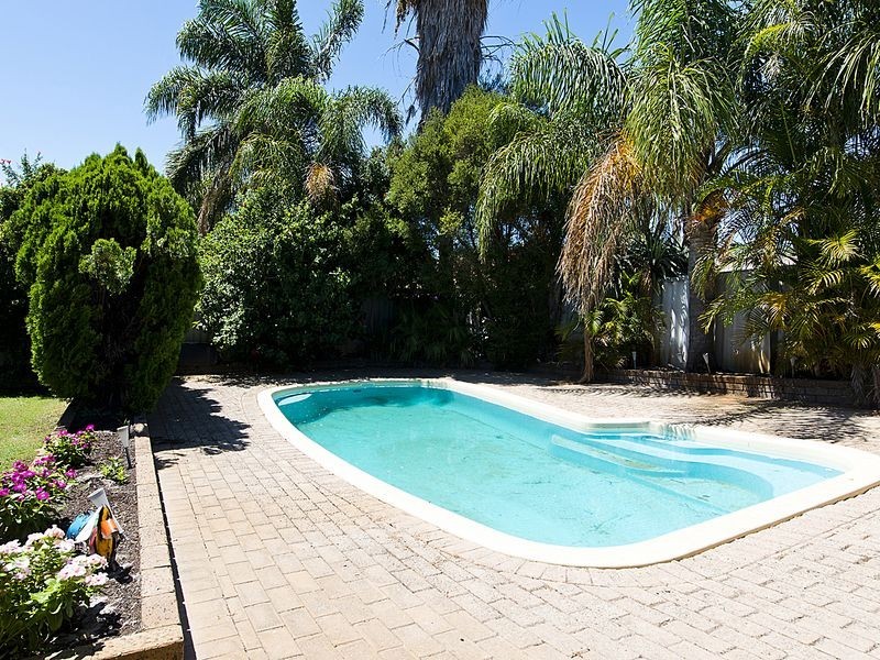 23 Forest Lakes Drive, Thornlie WA 6108