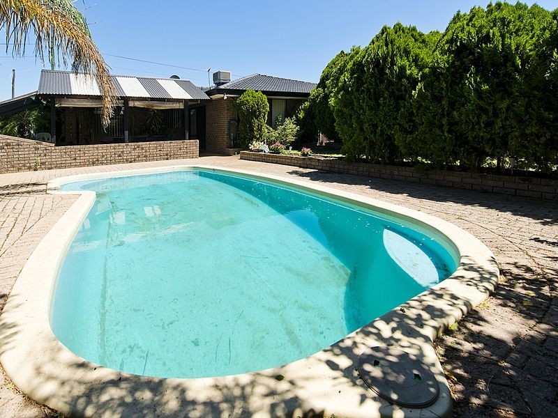 23 Forest Lakes Drive, Thornlie WA 6108