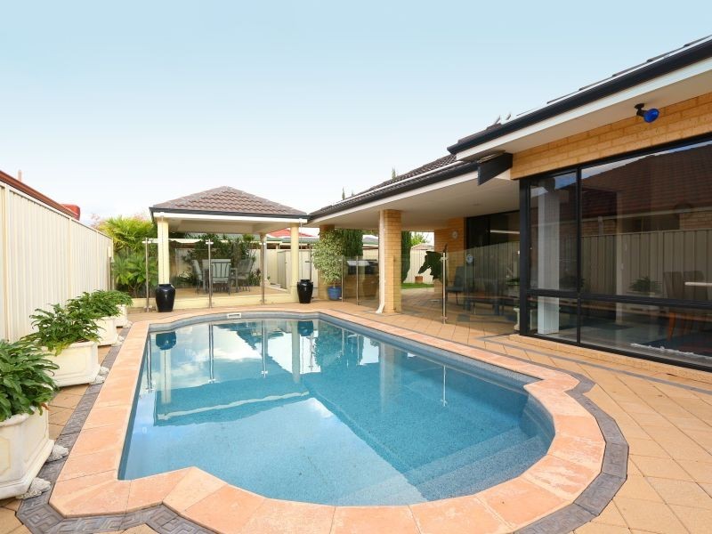 8 Luton Court, Canning Vale WA 6155