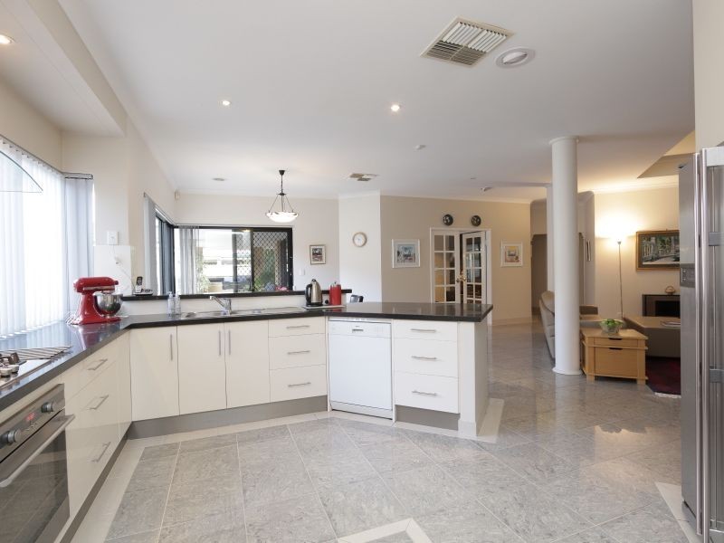 8 Luton Court, Canning Vale WA 6155