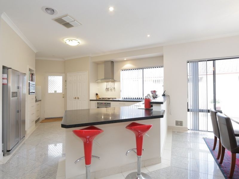 8 Luton Court, Canning Vale WA 6155