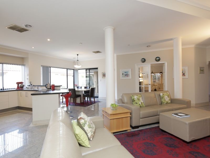 8 Luton Court, Canning Vale WA 6155