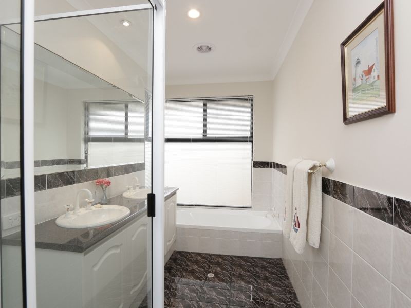 8 Luton Court, Canning Vale WA 6155