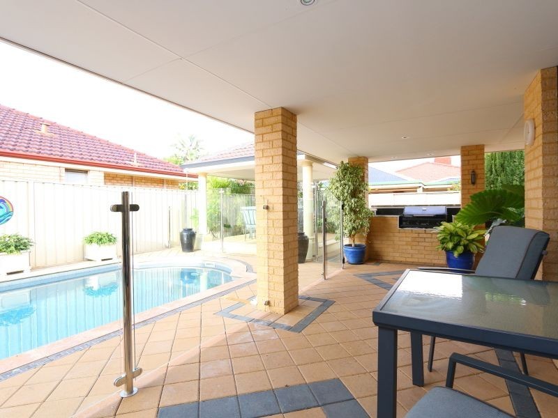 8 Luton Court, Canning Vale WA 6155