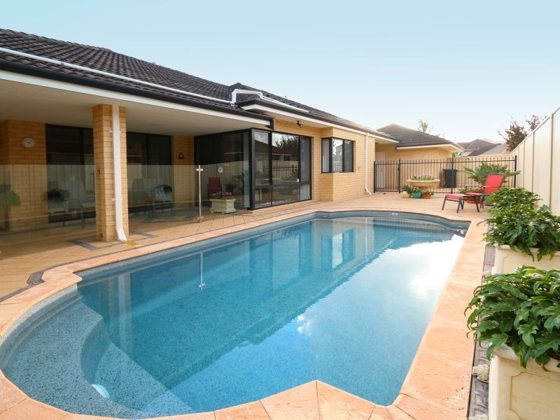 8 Luton Court, Canning Vale WA 6155