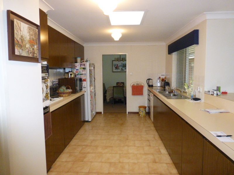 21 Jacobsen Way, Thornlie WA 6108