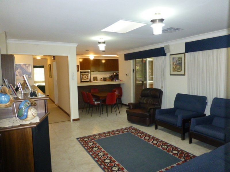 21 Jacobsen Way, Thornlie WA 6108