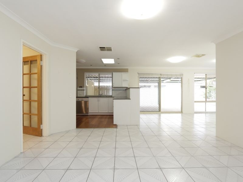6 Exmouth Place, Thornlie WA 6108