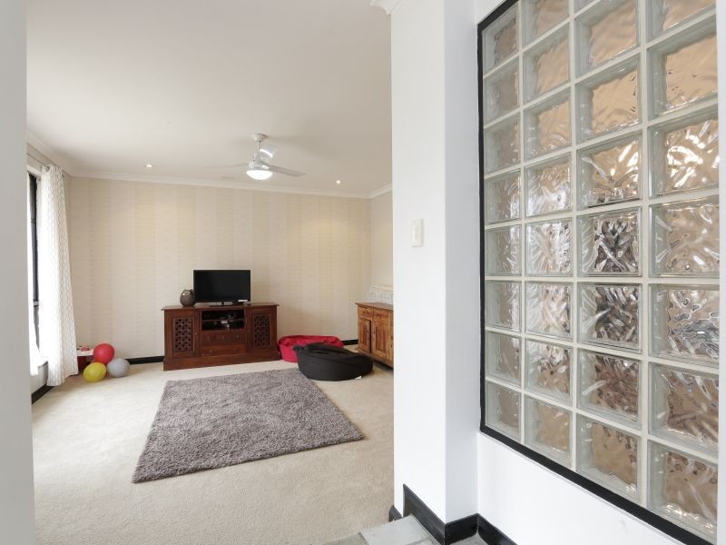 15 Forest Lakes Drive, Thornlie WA 6108