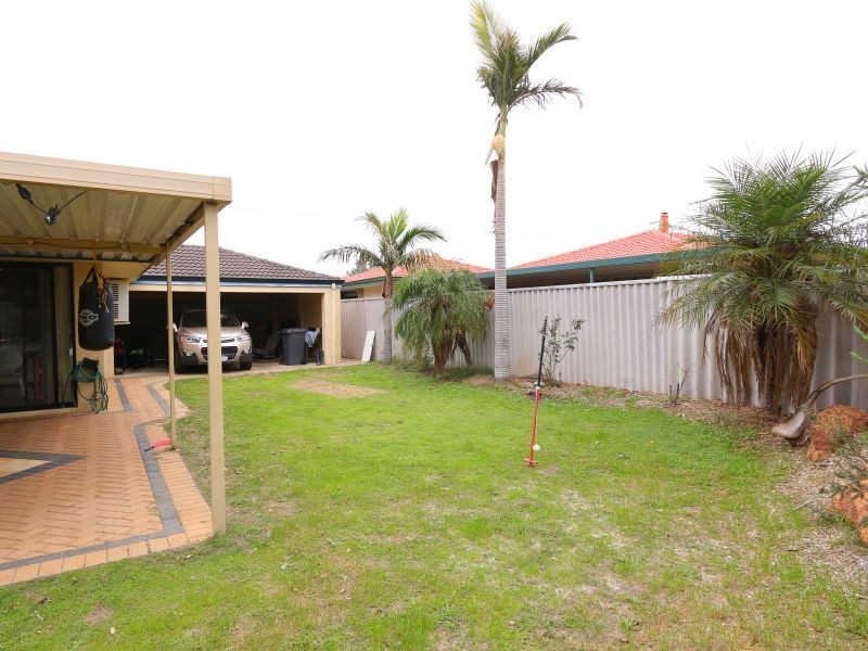 15 Forest Lakes Drive, Thornlie WA 6108